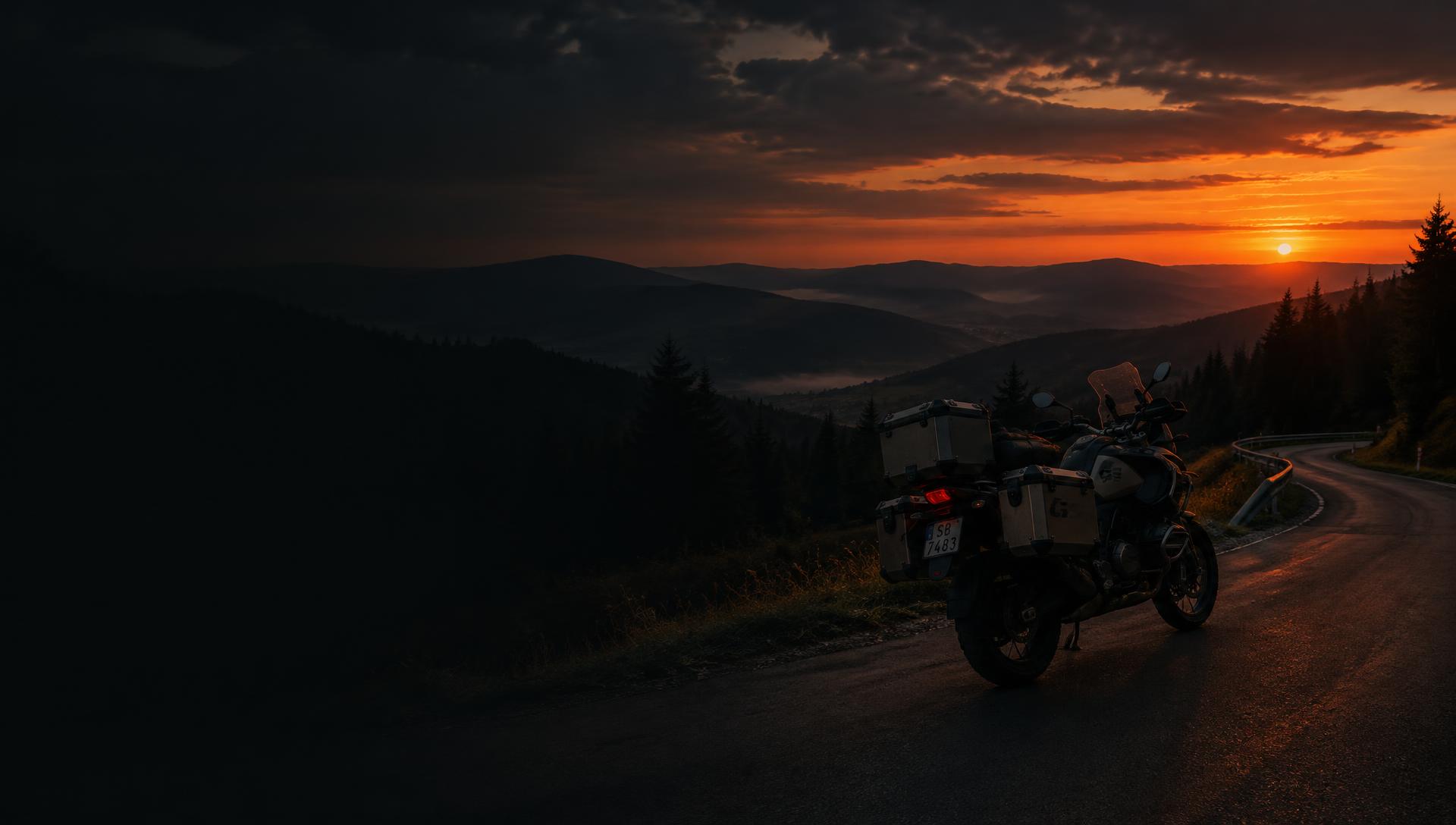 Motocykl turystyczny na górskiej drodze w Beskidach o zachodzie słońca